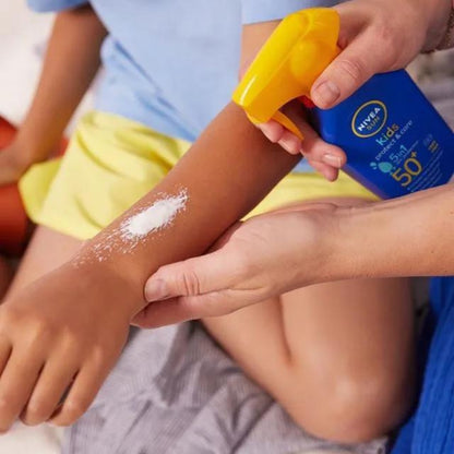 NIVEA SUN Kids Protege & Cuida Spray 5 en 1 - Protección de la piel SPF50+ 270ml